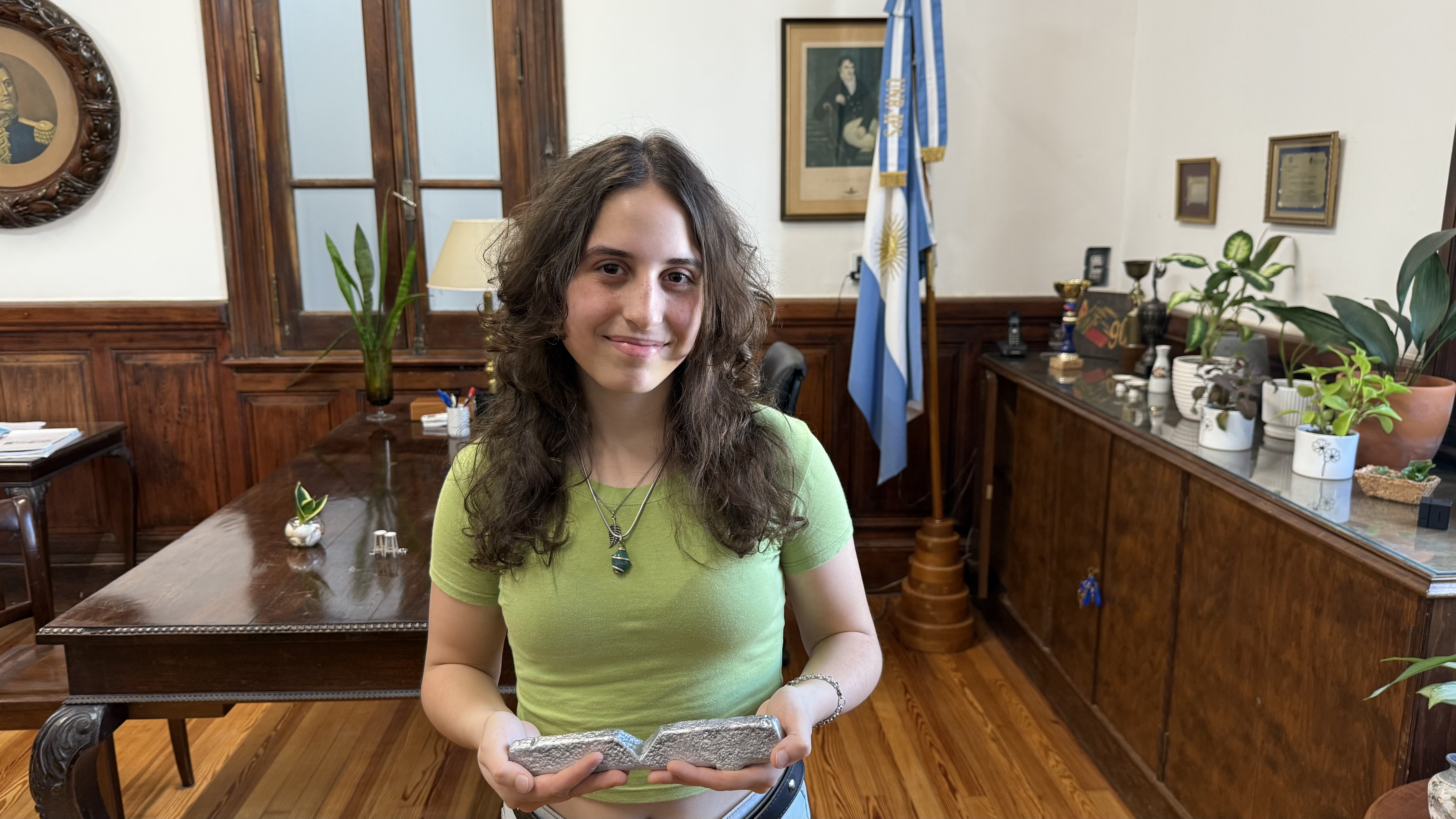 Imagen de Estudiantes hicieron su primer lingote de aluminio con latas recicladas